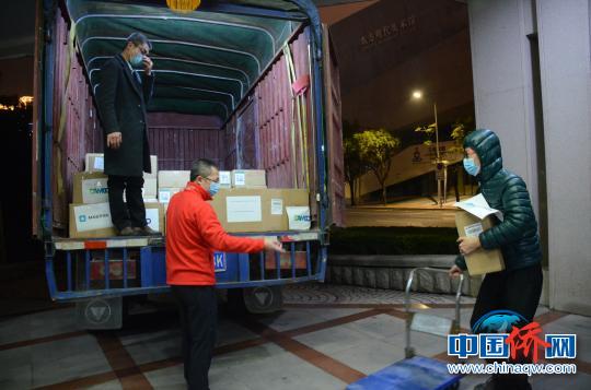 中国侨网2月5日晚上，蓉子女士捐赠的首批物资运抵广东省侨心慈善基金会　受访者提供　摄