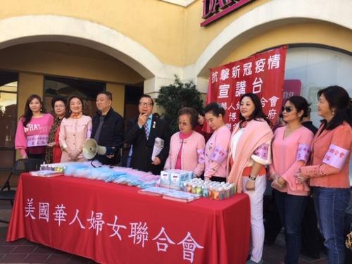 中国侨网图为美国华人妇女会三八“妇女节”打破玫瑰花盛大茶午宴传统，为民众温馨送口罩。（美国《世界日报》 杨青/摄）