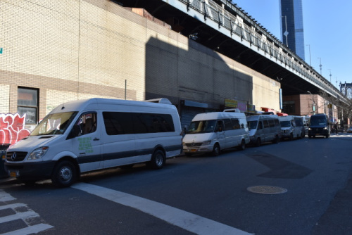 多名小巴司机表示，自纽约州宣布进入紧急状态后，小巴乘客瞬间减少一半。(记者颜嘉莹/摄影)