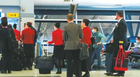 在纽约机场登机口，看到了许多中国人。