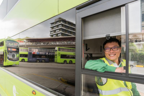 　　公交车司机吴万有希望马来西亚的行动限制令可在妈妈生日前解除，让他来得及回家为妈妈庆生。(特约张荣摄)