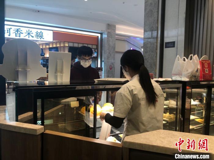 深圳一茶餐厅员工正在售卖菠萝包。　朱族英 摄