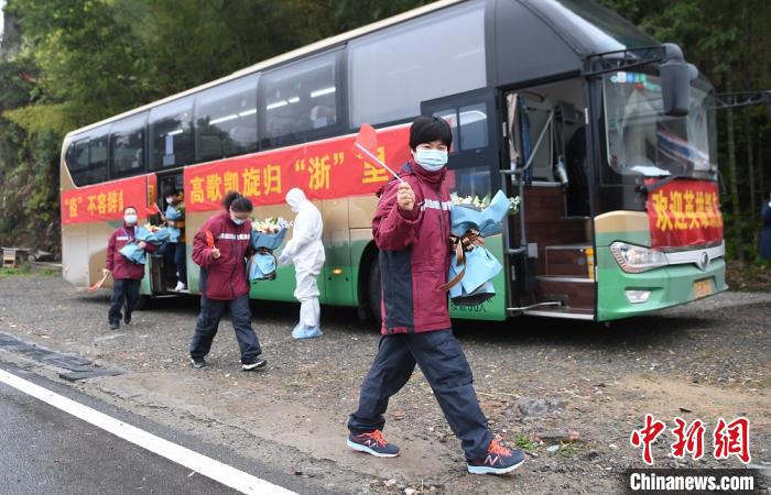 第二批中国赴意大利抗疫医疗专家组赴青田休养。　王刚 摄