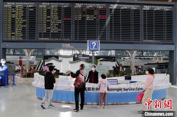 旅客在浦东机场T2航站楼内询问相关登机信息。　殷立勤 摄