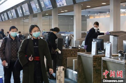 中国侨网旅客在浦东机场T1航站楼内办理登机手续。　殷立勤　摄