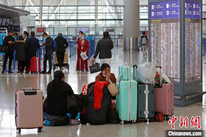旅客在浦东机场T2航站楼内等待办理登机手续。　殷立勤 摄
