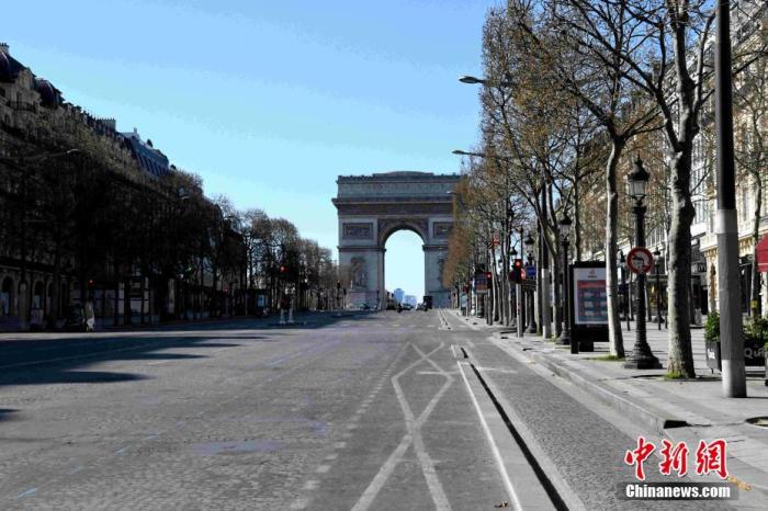 疫情影响下，法国全国封城，香榭丽舍大街的车辆极为稀少。<a target='_blank' href='http://www.chinanews.com/'>中新社</a>记者 李洋 摄