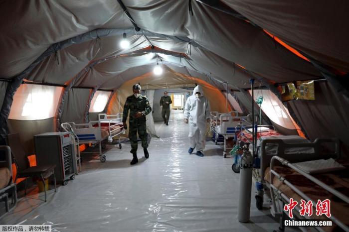 资料图：当地时间3月26日，伊朗德黑兰国际展览中心，士兵在刚建设好的医疗中心。据悉，这所方舱医院可以为新冠病毒肺炎患者提供2000张床位。