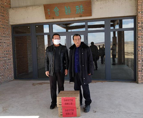 调研组还为受疫情影响较大的侨商企业赠送了口罩等防疫物资。(内蒙古侨联网站图片)