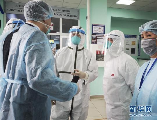 (国际疫情)(3)中国援助哈萨克斯坦医疗队与哈医护人员交流经验