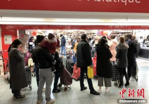 大批民众在巴黎的超市排队抢购生活必需品。<a target='_blank'  data-cke-saved-href='http://www.chinanews.com/' href='http://www.chinanews.com/'>中新社</a>记者 李洋 摄