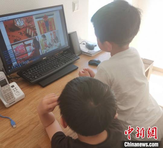 孩子们观看在线教学。江苏省委统战部(省侨办)供图