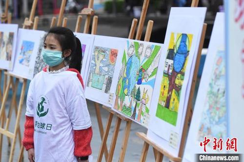 中国侨网图为小朋友展出自己的手绘作品。　陈超　摄