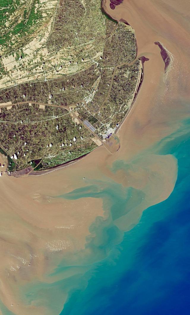 这是由“吉林一号”卫星于2月12日拍摄的越南古毡河入海口。
