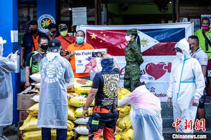 中国电建菲律宾代表处携手爱+基金会向菲民众捐5吨大米共渡难关