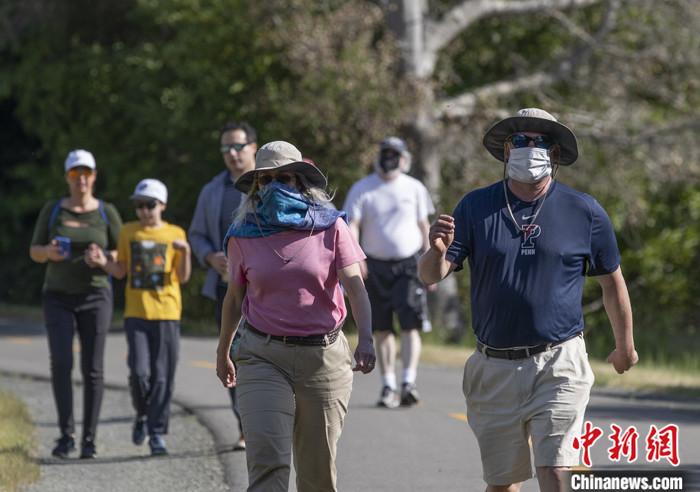 当地时间5月4日，美国旧金山湾区市民在圣马特奥县索耶营地步道上享受阳光。 <a target='_blank' href='http://www.chinanews.com/'>中新社</a>记者 刘关关 摄