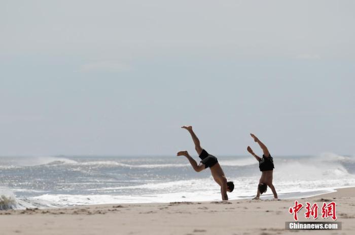 当地时间5月2日，美国纽约州长岛琼斯海滩上的青年。<a target='_blank' href='http://www.chinanews.com/'>中新社</a>记者 廖攀 摄