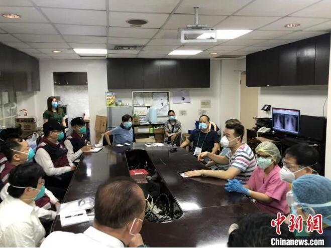 中国专家组成员与崇基/光坦医院医生，就5个该院收治的华人病例进行讨论和研究。张倩 摄