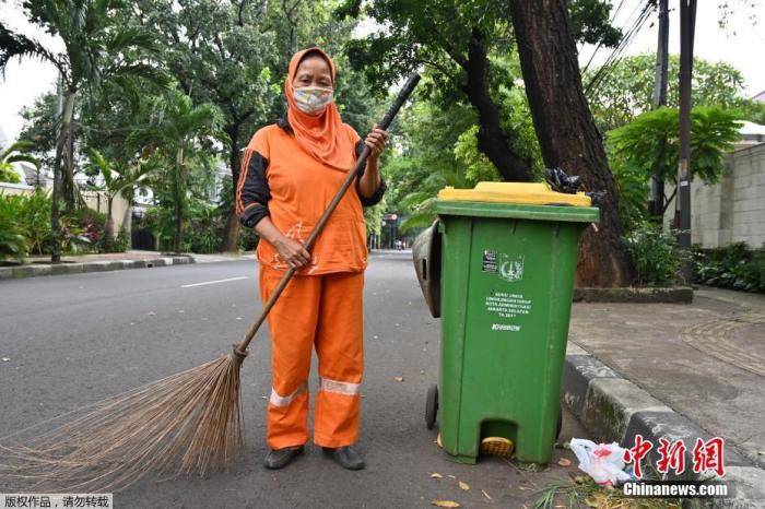 疫情之下，印尼街头的清洁工。