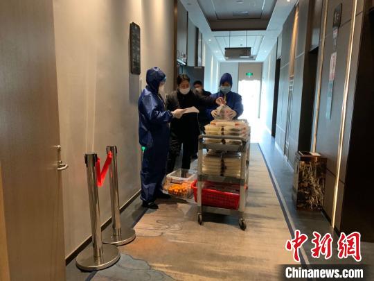 中国侨网杭州萧山机场外某医学观察隔离点。（资料图）　应欣睿　摄