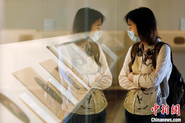 游客戴着口罩在上海博物馆内观展。　殷立勤 摄