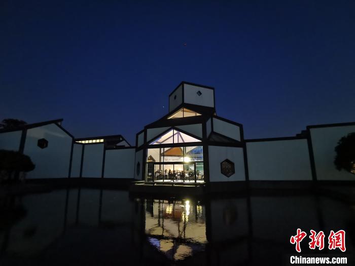 游客夜游苏州博物馆，欣赏夜色中的江南风情。　钟升 摄