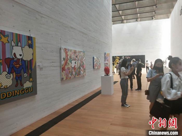 韩国艺术家李承九近年的代表作DDINGGU系列通过雕塑、版画等艺术形式呈现。　杨佩佩 摄