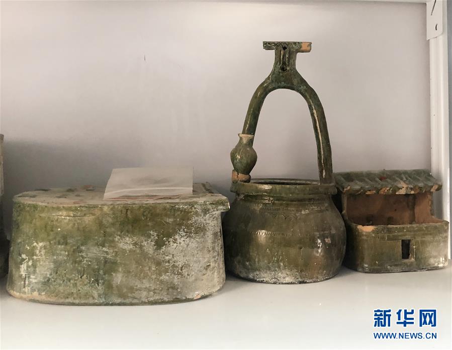 黄河边大型古墓群出土的秦汉时期的带釉陶瓷（5月23日摄）。  本文图片 新华社