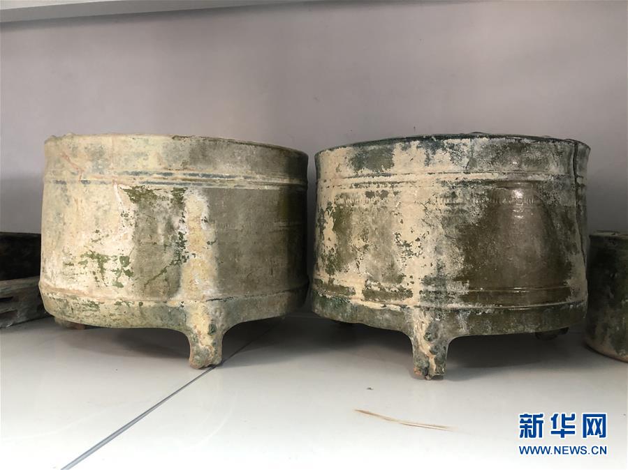 黄河边大型古墓群出土的秦汉时期的带釉陶瓷（5月23日摄）。