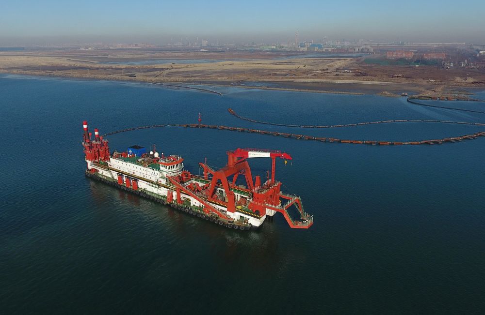 3月14日，一艘施工船在唐山港京唐港区25万吨级航道工程海域施工作业(无人机拍摄)。新华社记者杨世尧摄