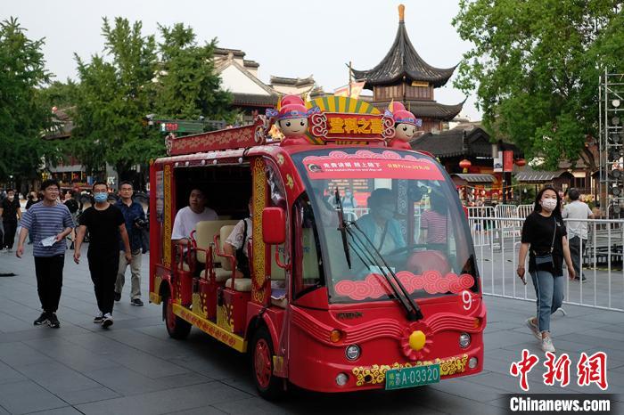 游客参观南京夫子庙景区，感受科举文化。　泱波 摄