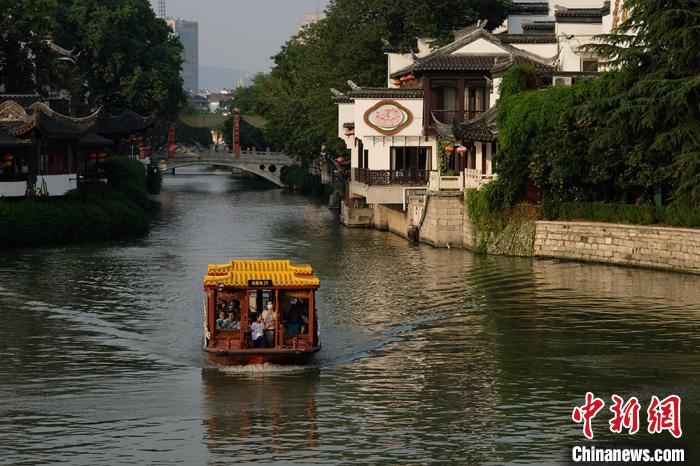 游客乘坐游船在南京秦淮河夫子庙景区段游览。　泱波 摄