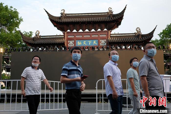 佩戴着口罩的游客参观南京夫子庙景区。　泱波 摄
