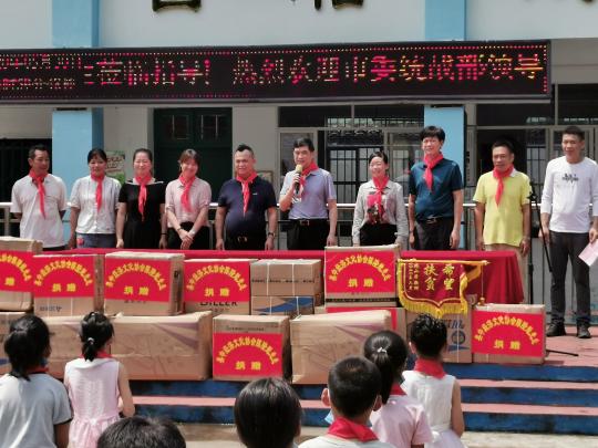 桂林市委统战部一级调研员张广惠(右五)在勉励受捐学校师生努力学习。　邱诗荣 摄