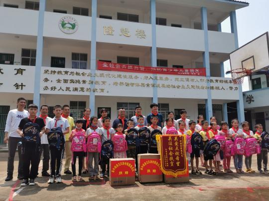 中国侨网美籍华人陈隆魁（后排左六）与受捐学生代表在其捐建的隆魁楼前合影。　邱诗荣　摄
