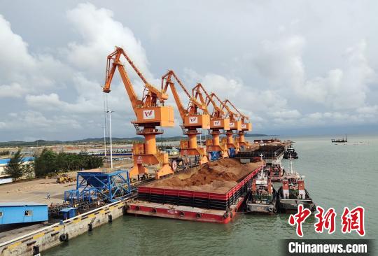 中国侨网图为印尼宏发韦立氧化铝公司码头。　宏发韦立公司 供图　摄