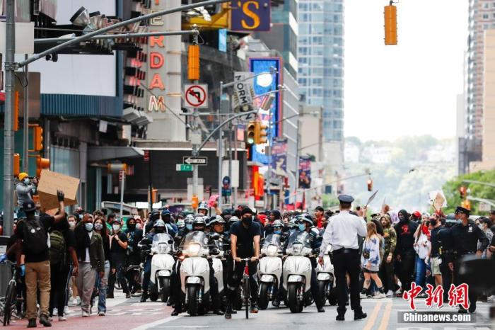 当地时间6月1日，民众在美国纽约街道游行抗议警察暴力执法，现场警察严密管控。