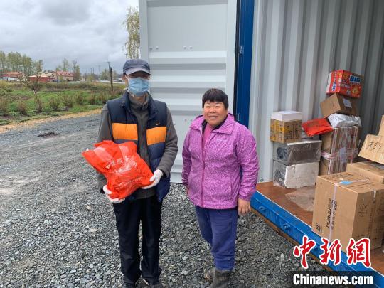 中国侨网图为杨志萍把防疫物资送到当地华裔同胞手中。受访者供图