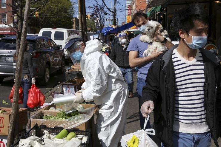 当地时间5月12日，纽约布鲁克林八大道华人社区，街头的商贩与行人。随着近期纽约新冠肺炎疫情渐缓，纽约华人社区街头行人逐渐增多。（图片来源：中新社）