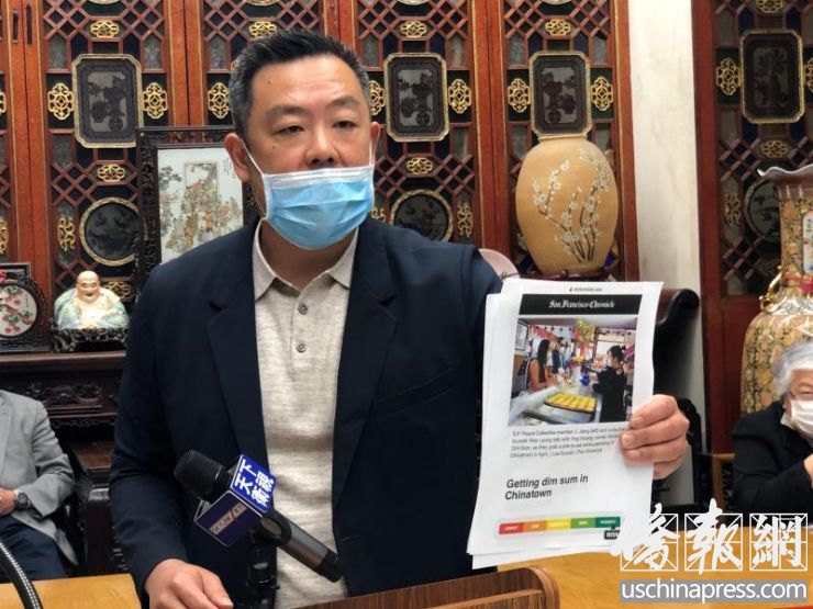 杨仲贤展示有歧视性的报道，并表示已去信抗议。侨报记者陈勇青摄