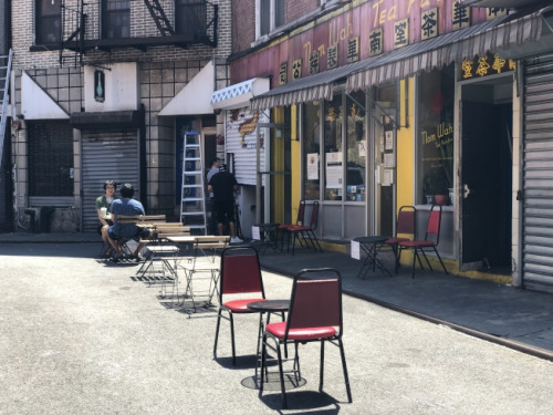 华埠宰也街已和从前一样摆放了户外餐桌。(记者张晨／摄影)