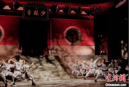 中国侨网武僧表演展现少林功夫文化的独特魅力。 韩章云 摄