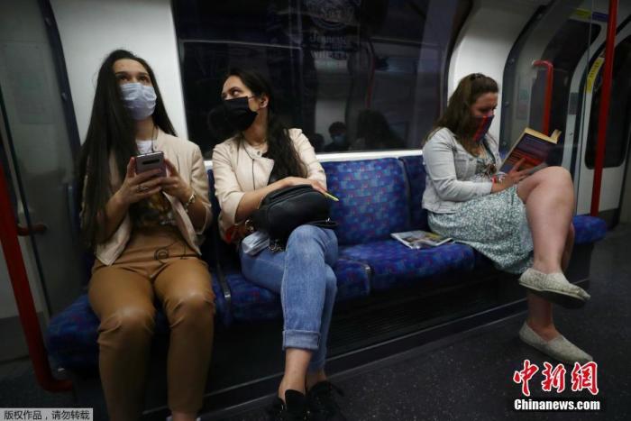 当地时间6月15日，英国伦敦，乘客戴口罩乘坐地铁出行。据报道，英国政府4日宣布，从6月15日起，在公共交通工具上将强制要求乘客戴口罩。