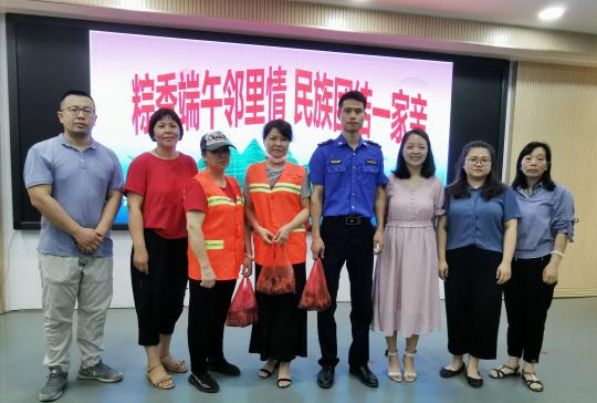 中国侨网5个社区书记与一线环卫工人代表合影并赠送粽子。　邱诗荣　摄