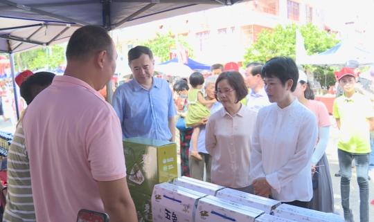 中国侨网琼海市委书记何琼妹在活动现场了解农场农产品种植、加工、销售等情况。　罗颖　摄