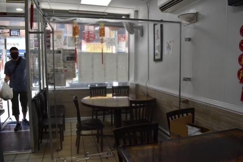 纽约华埠中餐馆搭建临时隔间为开放堂食做准备