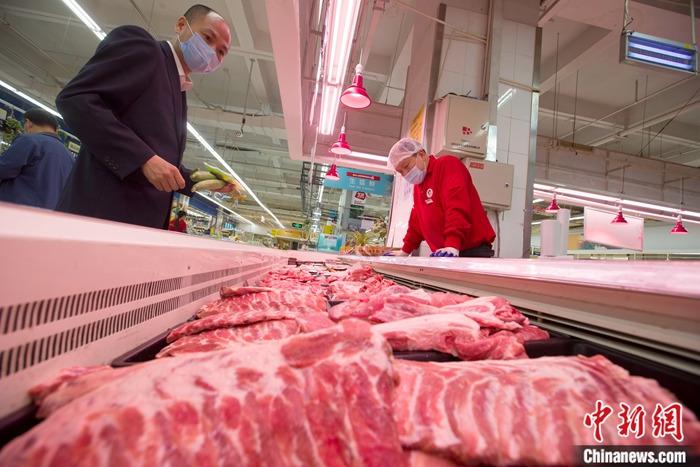 5月12日，山西省太原市一超市，消费者正在选购猪肉。当日，中国国家统计局公布数据显示，4月份中国居民消费价格指数（CPI）同比上涨3.3%，涨幅比前一月回落1.0个百分点。1—4月平均，中国CPI比去年同期上涨4.5%。
<a target='_blank'  data-cke-saved-href='http://www.chinanews.com/' href='http://www.chinanews.com/'>中新社</a>记者 张云 摄