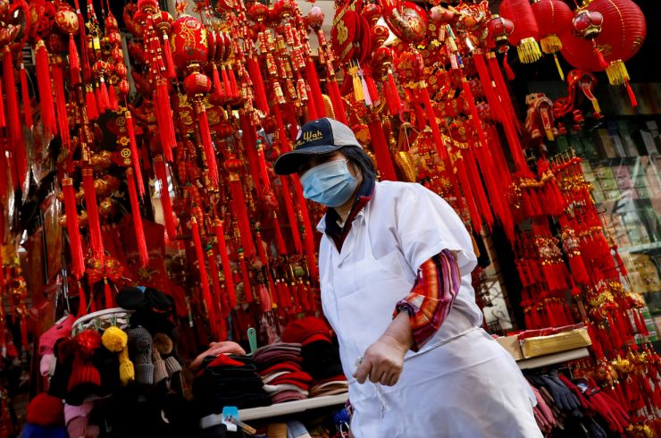佩戴口罩的华埠工作人员。（图片来源：路透社）