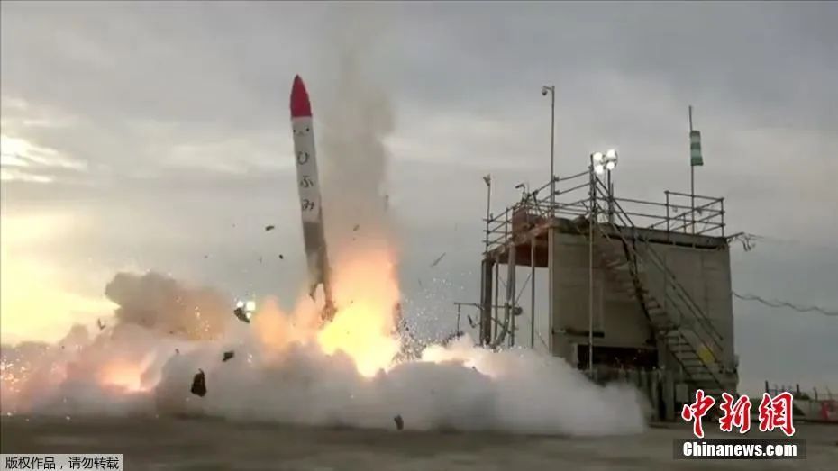 资料图：当地时间2018年6月30日，日本北海道大树町，由日本民间企业开发制造的“MOMO2”号小型火箭发射仅几秒后，火箭便坠毁燃烧。