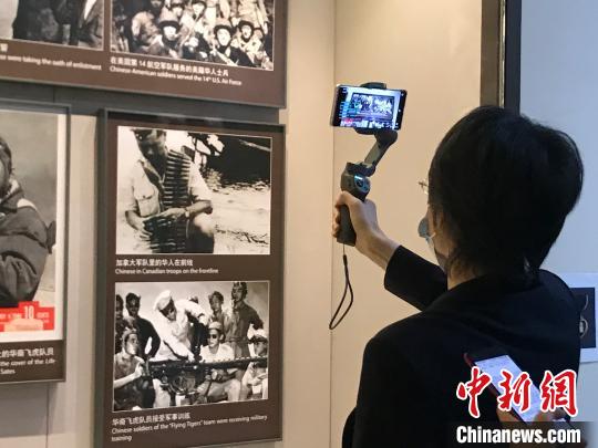 中国侨网中国华侨历史博物馆工作人员正在进行线上直播。　冉文娟　摄